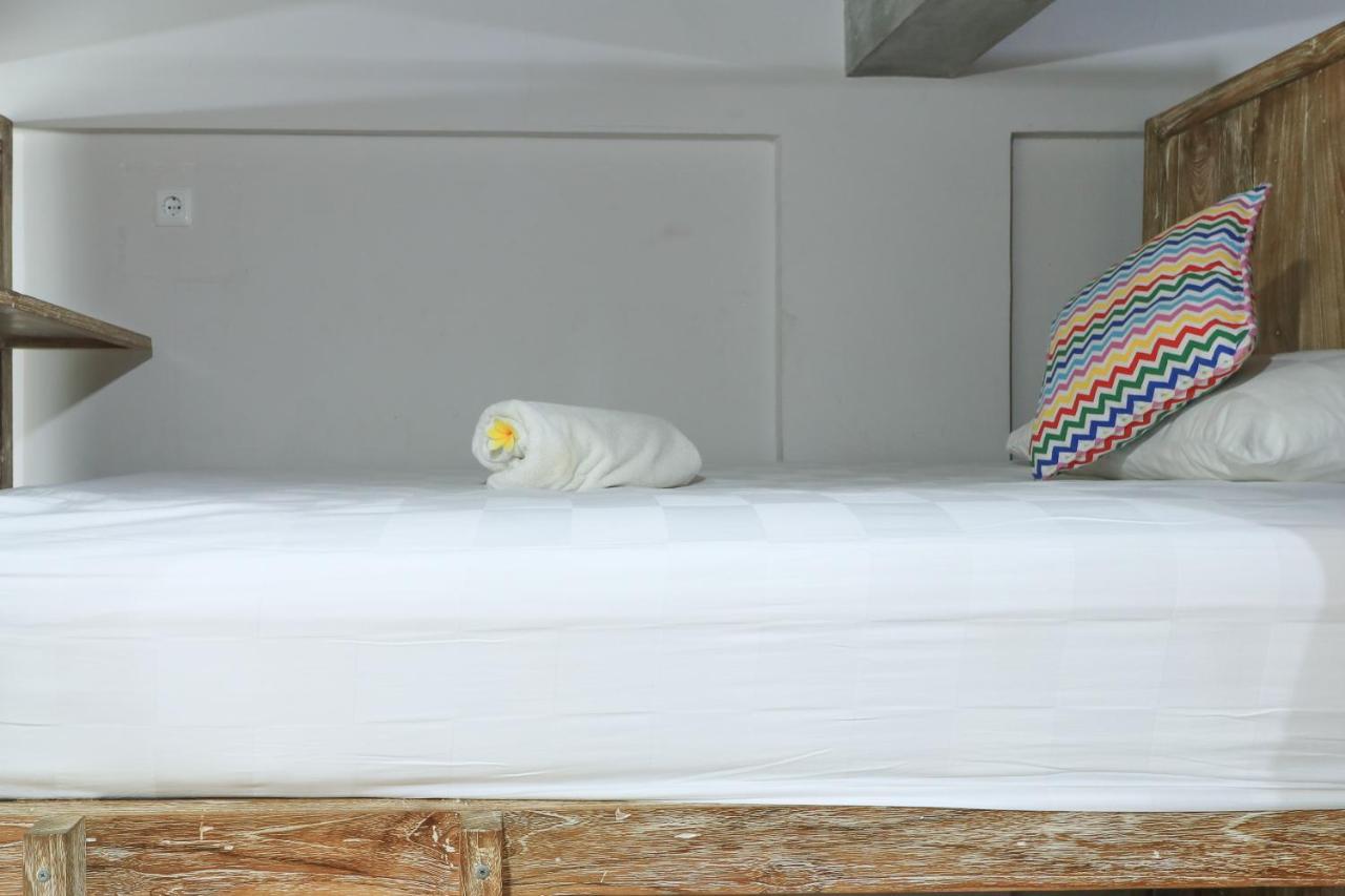 Base Guest House Canggu Екстериор снимка