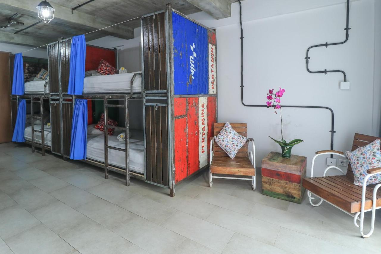 Base Guest House Canggu Екстериор снимка
